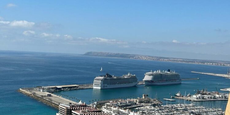 Llegan a Alicante los dos primeros cruceros del año que transportan a 8.000 pasajeros