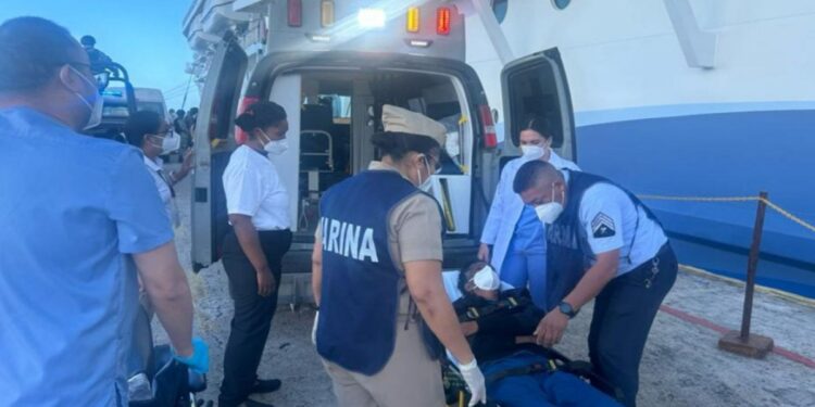 Crucero rescata a 12 balseros cubanos en aguas de Quintana Roo