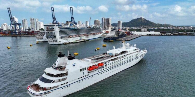 Cartagena recibe 6 cruceros con más de 13.000 visitantes