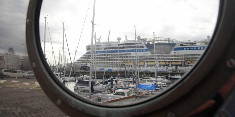 Cinco cruceros, dos de ellos nuevos, visitarán el puerto de A Coruña durante este mes