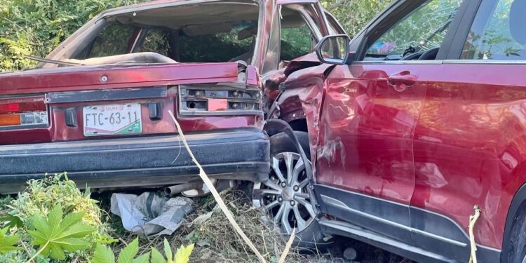 Camioneta impacta a vehículo en el crucero de Caleras; no hay lesionados