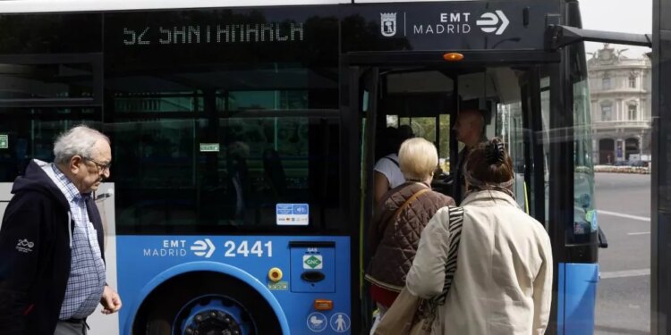Requisitos y cmo solicitar la Tarjeta Azul: viajes ilimitados en metro y bus de Madrid por 4,30 euros al mes