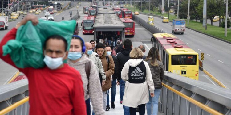 Personas cuidadoras hacen 680.000 viajes al día en Bogotá, esto dice la encuesta de movilidad