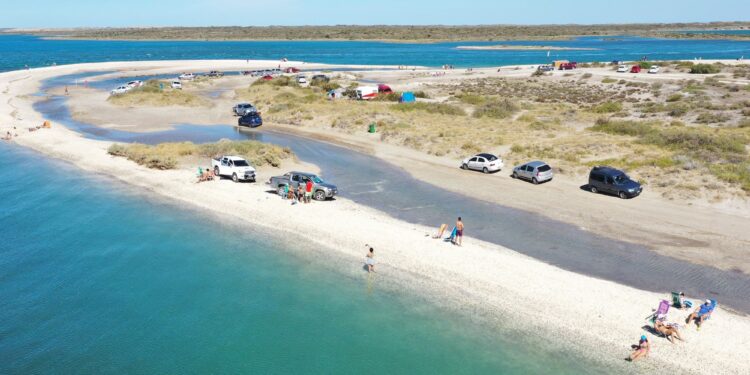 cómo es y dónde está Punta Perdices, la increíble playa conocida como el "Caribe patagónico"