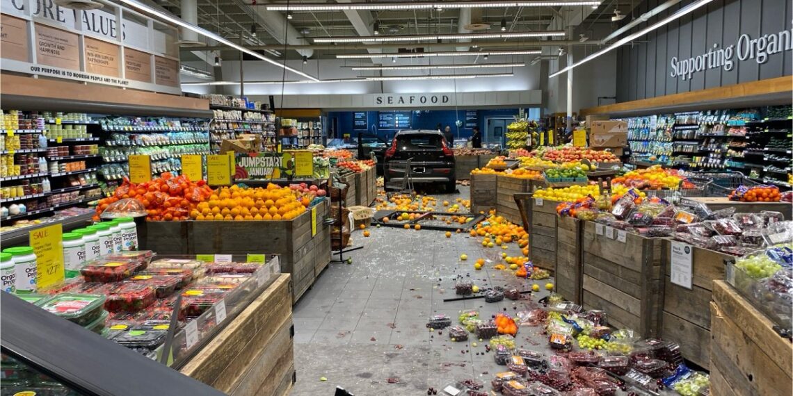 Dos heridos luego de que un auto chocara contra Whole Foods – Telemundo Washington DC (44)