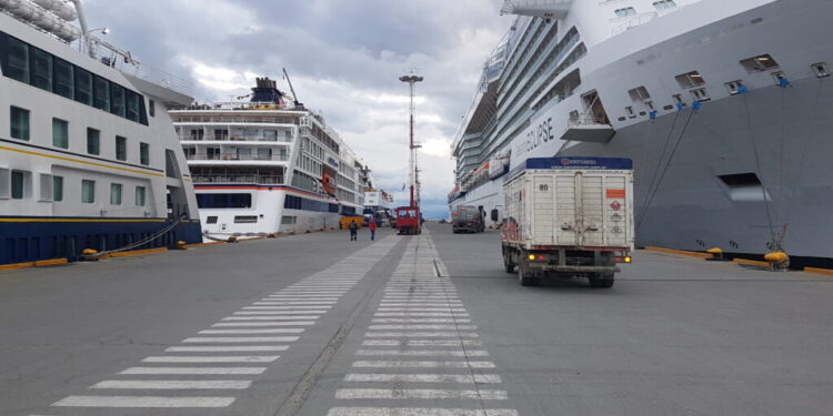 Puerto de Ushuaia atiende cuatro cruceros simultáneamente