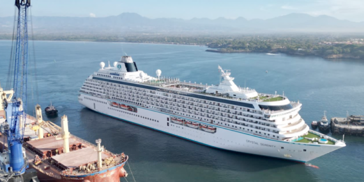 El Salvador recibe en Acajutla a 1,200 turistas en primer crucero del 2024