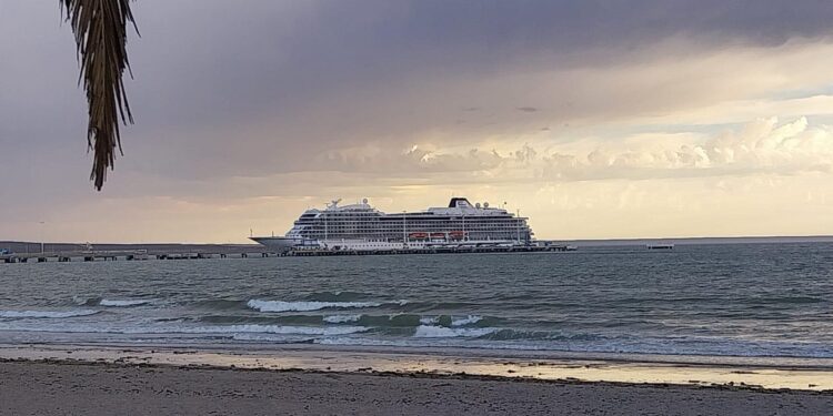 El crucero Viking Jupiter canceló la escala en Puerto Madryn por las intensas ráfagas de viento