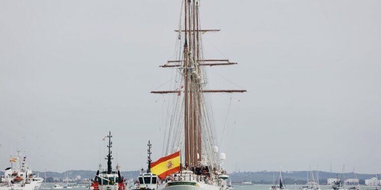 El buque escuela Juan Sebastián de Elcano inicia su 96 crucero de instrucción desde el puerto de Cádiz