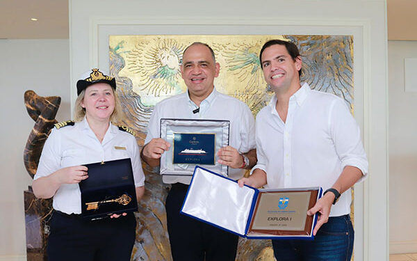 : El Alcalde Carlos Pinedo, junto a la capitana Serena Melani y el Director de Indetur José ‘Chelito’ Dávila.