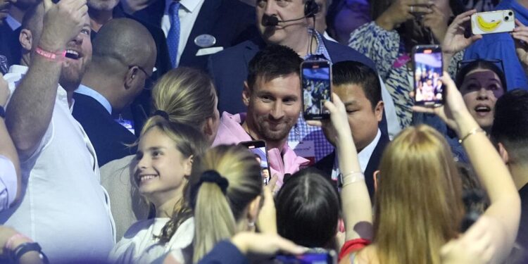 El crucero más grande del mundo inicia su primer viaje en Miami