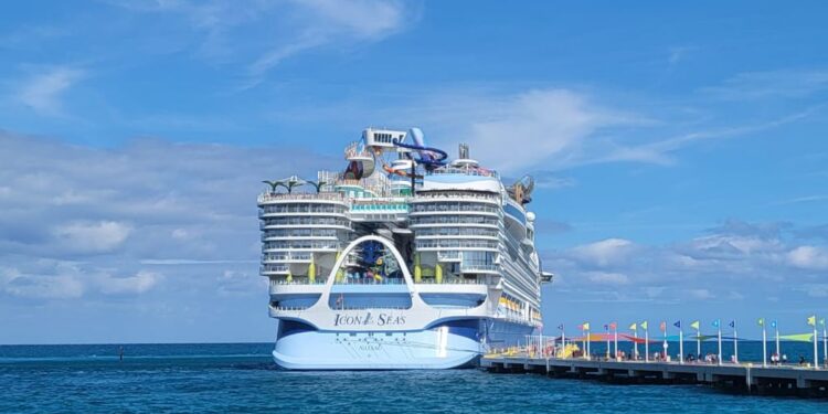 Icon of the Seas, el crucero más grande del mundo, comienza a navegar desde Miami