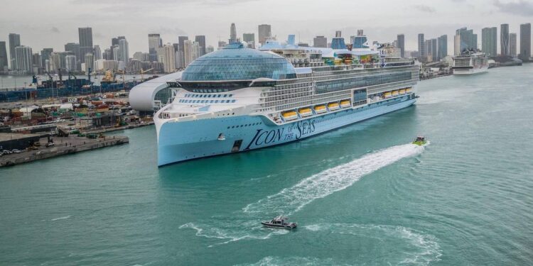 El Icon of the Seas de Royal Caribbean, el crucero más grande del mundo, se dirige al muelle a primera hora de la mañana del miércoles durante su primer arribo a PortMiami, el 10 de enero de 2024.