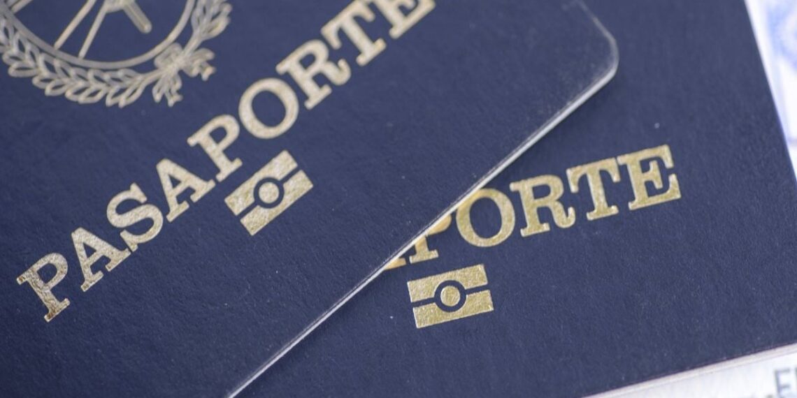 Qué puesto ocupa la Argentina entre los pasaportes más poderosos para viajar por el mundo en 2024
