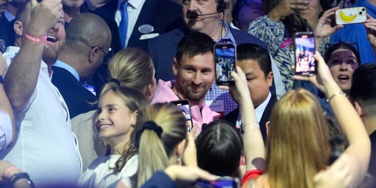 El crucero más grande del mundo inicia su primer viaje en Miami