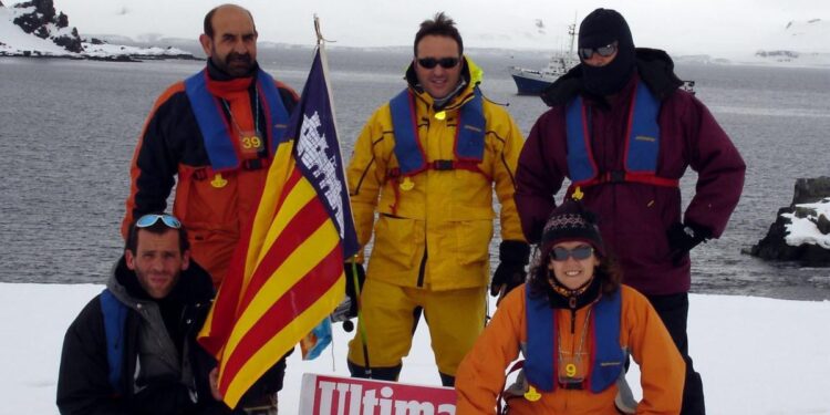 Antártida e Indonesia, viajes que nos marcaron l Huir del frío bajo una la tarima