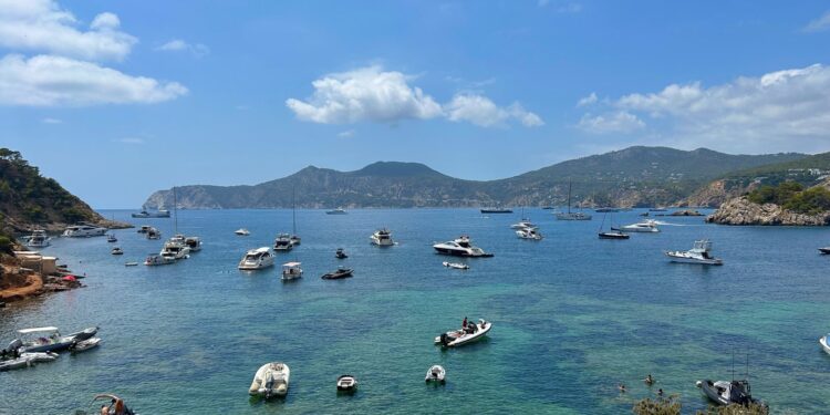 España cree que el crucero "no es legal".