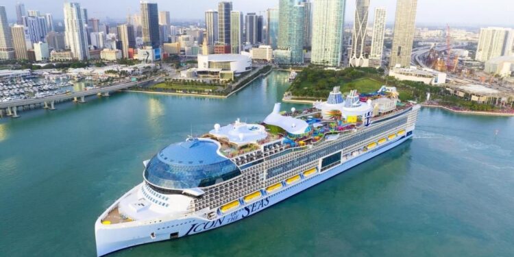 En las entrañas del 'Icon of the Seas', el mayor crucero del mundo: 364 metros, 2.800 camarotes y 20 cubiertas