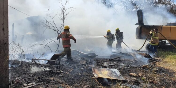 Incendio en Taller Mecánico: Retroexcavadora y Vehículos Consumidos Cerca del Crucero a Chichihualco