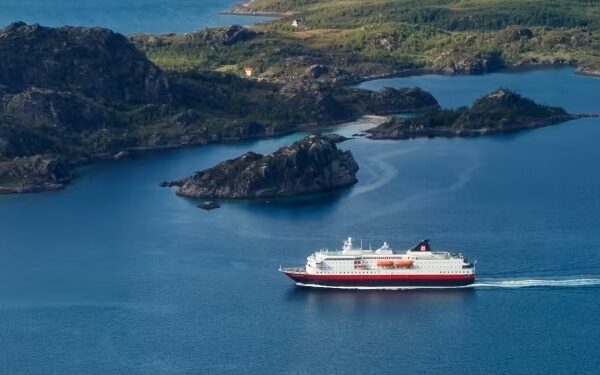 Hurtigruten ofrece descuentos de hasta USD 4.000 para viajes en 2024