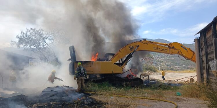 Se incendian una retroexcavadora y dos vehículos cerca del crucero de Chichihualco