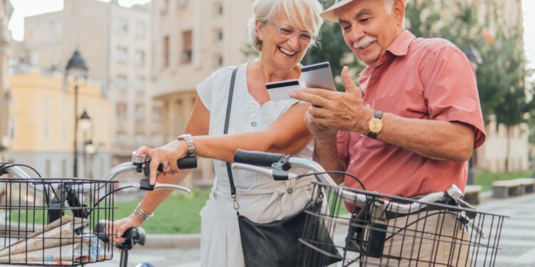 Personas mayores viajando con Viajes El Corte Inglés