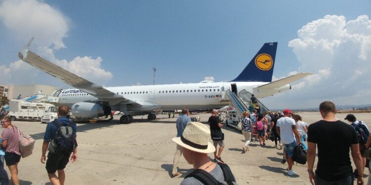 IATA declara los viajes aéreos están al 99% de los niveles antes de la pandemia