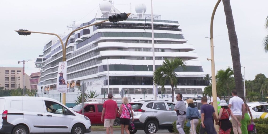 Seven Seas Grandeur en la marina de Puerto Vallarta