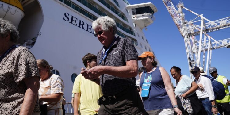 cómo es el crucero que llegó a Buenos Aires y es un "infierno grande"