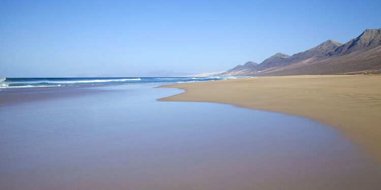 Las mejores playas para recibir el año sin frío en España