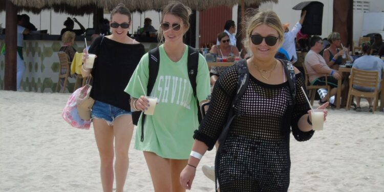 Cruceros llegan a Progreso en medio de los efectos el Frente Frío 25 en Yucatán