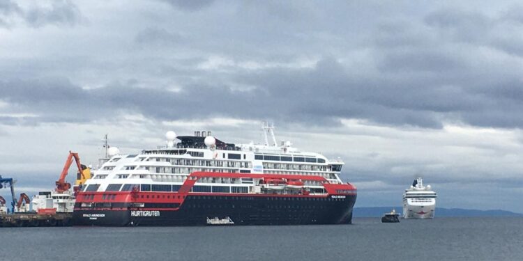 Dos cruceros arriban a Punta Arenas
