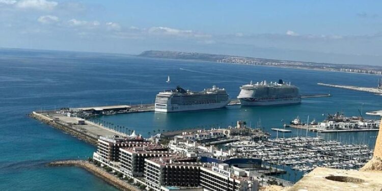 Los dos primeros cruceros del año llegan a Alicante con 8.000 pasajeros