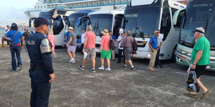 Puertos de Colón reciben a más de 3 mil turistas que arribaron en cuatro cruceros