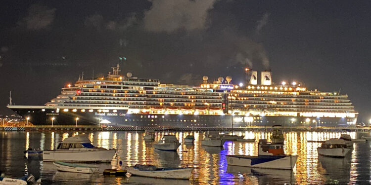 Manzanillo recibió más de 10 mil turistas internacionales en 5 cruceros durante enero  - AFmedios .