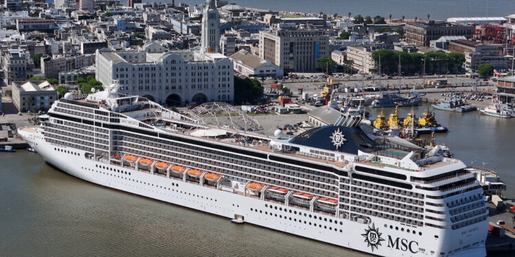 Cerca de 6.000 turistas arriban a Montevideo en dos cruceros » Portal Medios Públicos