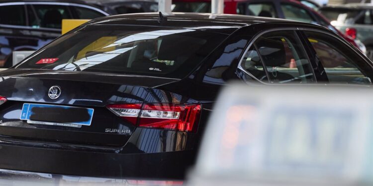 viajes compartidos, examen a conductores y tope de precio del 75% en alta demanda