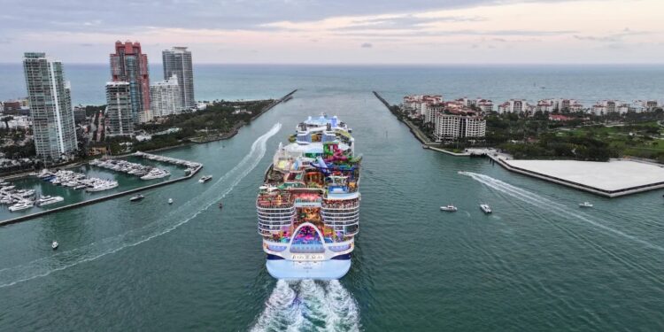 Zarpó el crucero más largo del mundo y llueven las críticas por sus emisiones contaminantes
