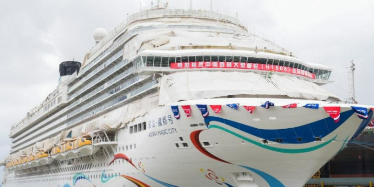 Crucero construido en China inicia su viaje inaugural