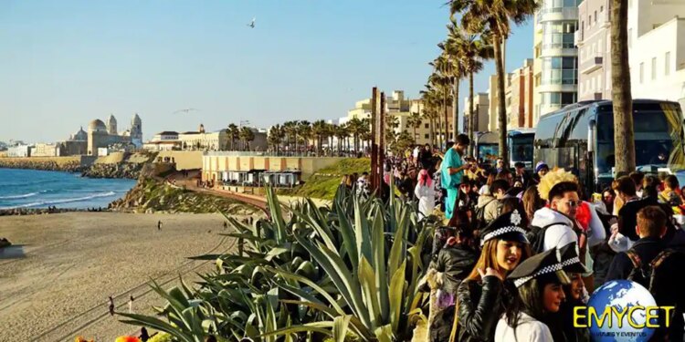 Viajes para acudir al Carnaval de Cádiz que incluyen «tintos de verano para todos» y una botella de «regalo»