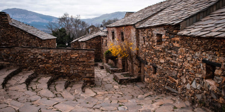 Los pueblos de Guadalajara marcados por la arquitectura negra