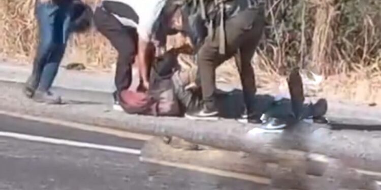 Pierde el control de su moto y derrapa en el crucero de Cocula