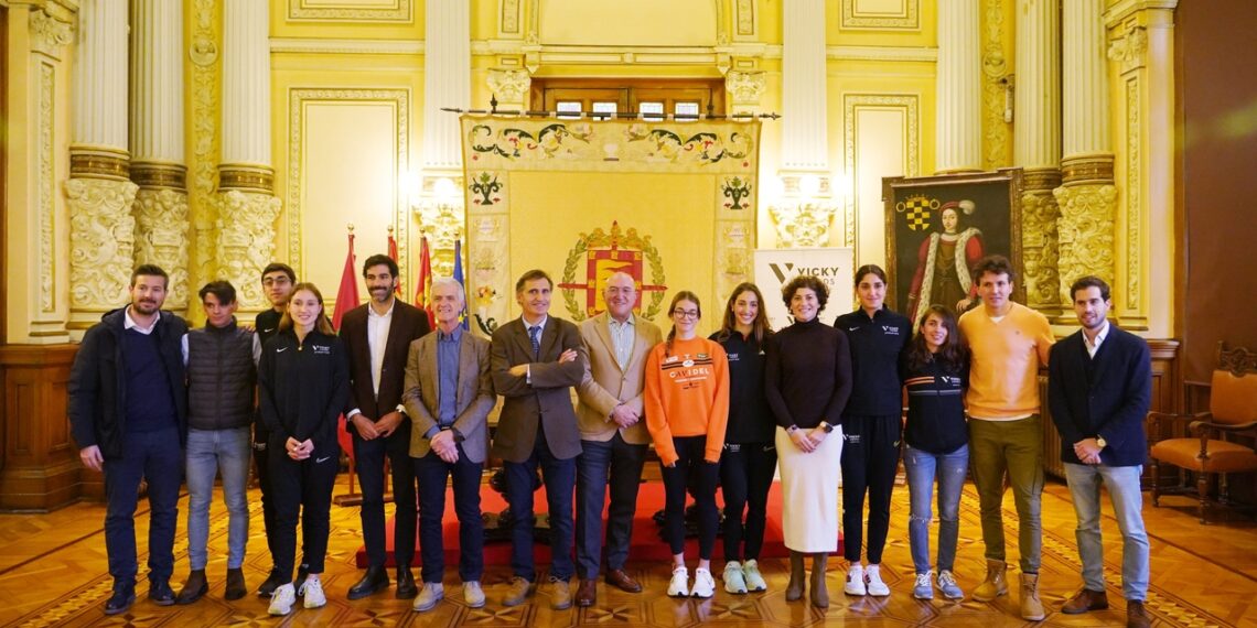 El Ayuntamiento de Valladolid reconoce los logros en 2023 del club de atletismo ‘Vicky Foods Athletics’
