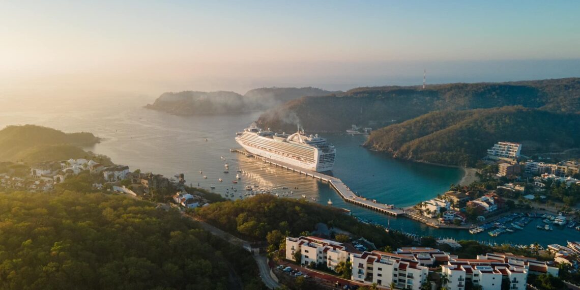 Regresa el “Emerald Princess” a Huatulco