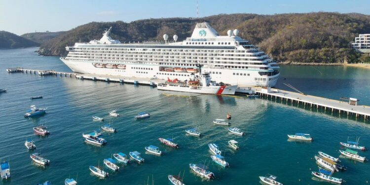 Atraca lujoso crucero en Huatulco