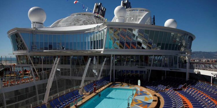 Royal Caribbean se postula en solitario a la última terminal de cruceros de Barcelona
