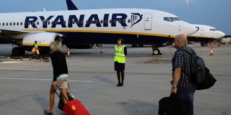 Ryanair ‘derrota’ a las agencias de viajes bajando sus precios