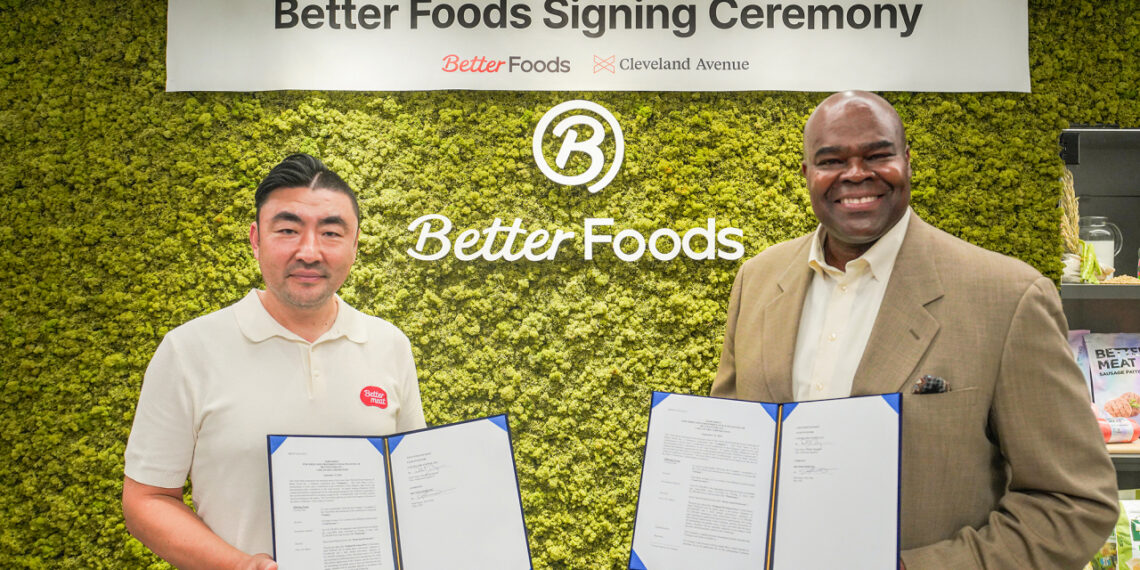 Better Foods and Shinsegae Food CEO Song Hyun-suk (left) and Cleveland Avenue Founder and CEO Don Thompson pose for a photo after signing an investment agreement at the head office of the Shinsegae company in Seoul. (Shinsegae Food)