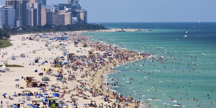 ¿No hay plata? Los aviones llegan repletos de argentinos a Miami, aunque los turistas adoptaron una atípica modalidad para viajar