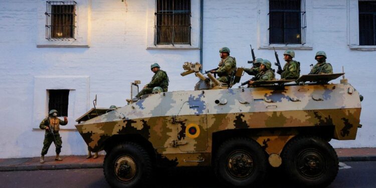 Cruceros y aerolíneas suspenden operaciones a Ecuador en medio de la espiral de violencia